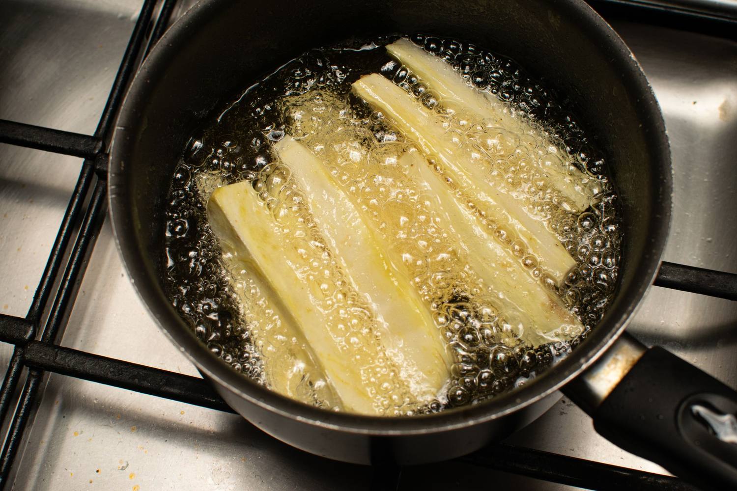 小鍋の油で揚げている途中の野菜スティック
