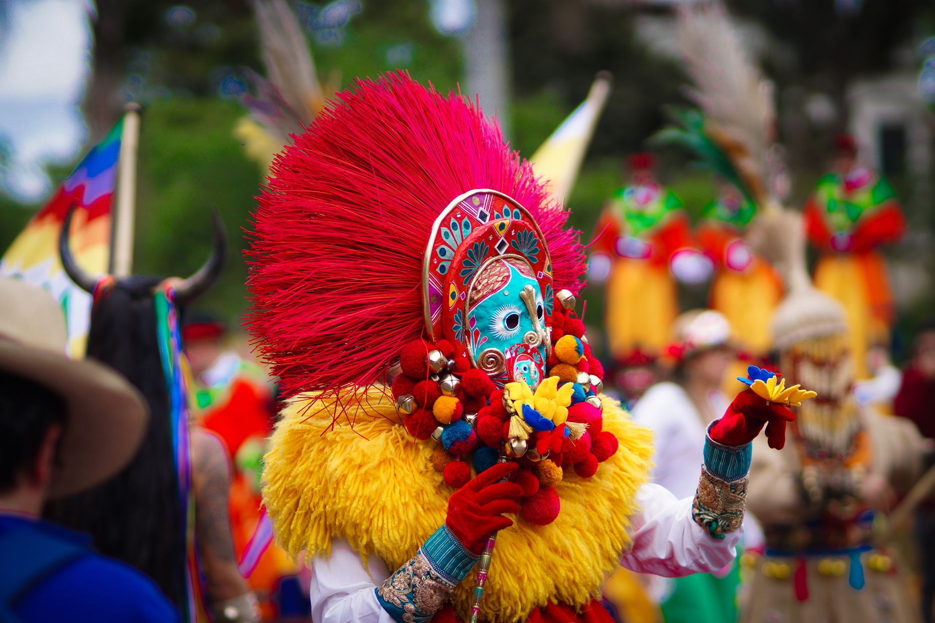 悪魔の仮面で町を練り歩く、ボリビアの祈りの踊り