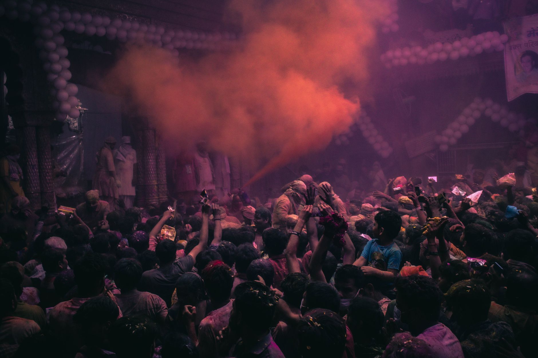 色の粉を掛け合う？インドの春祭りホーリー