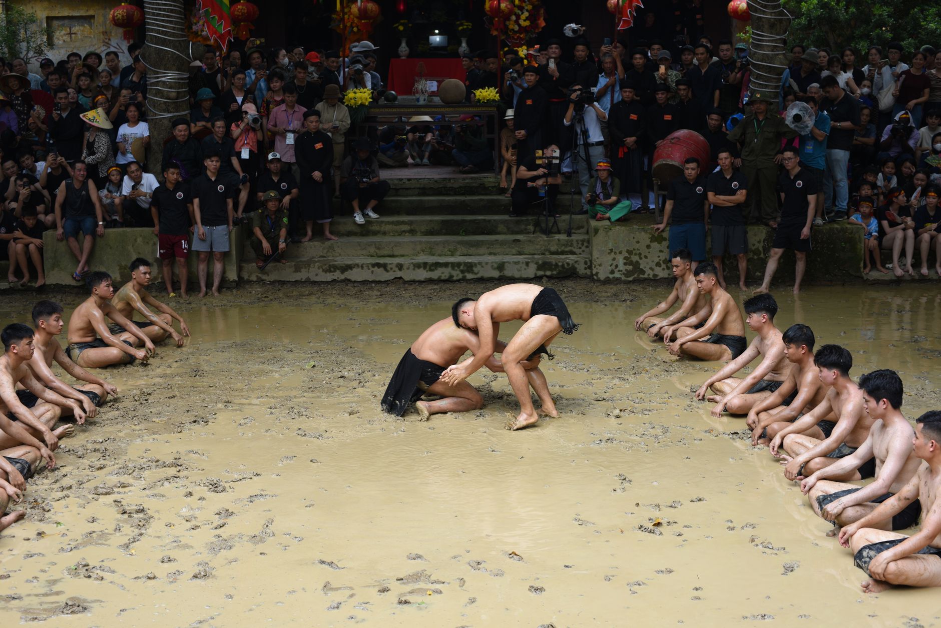泥を肌に塗って遊ぶ、韓国ポリョンの夏のお祭り