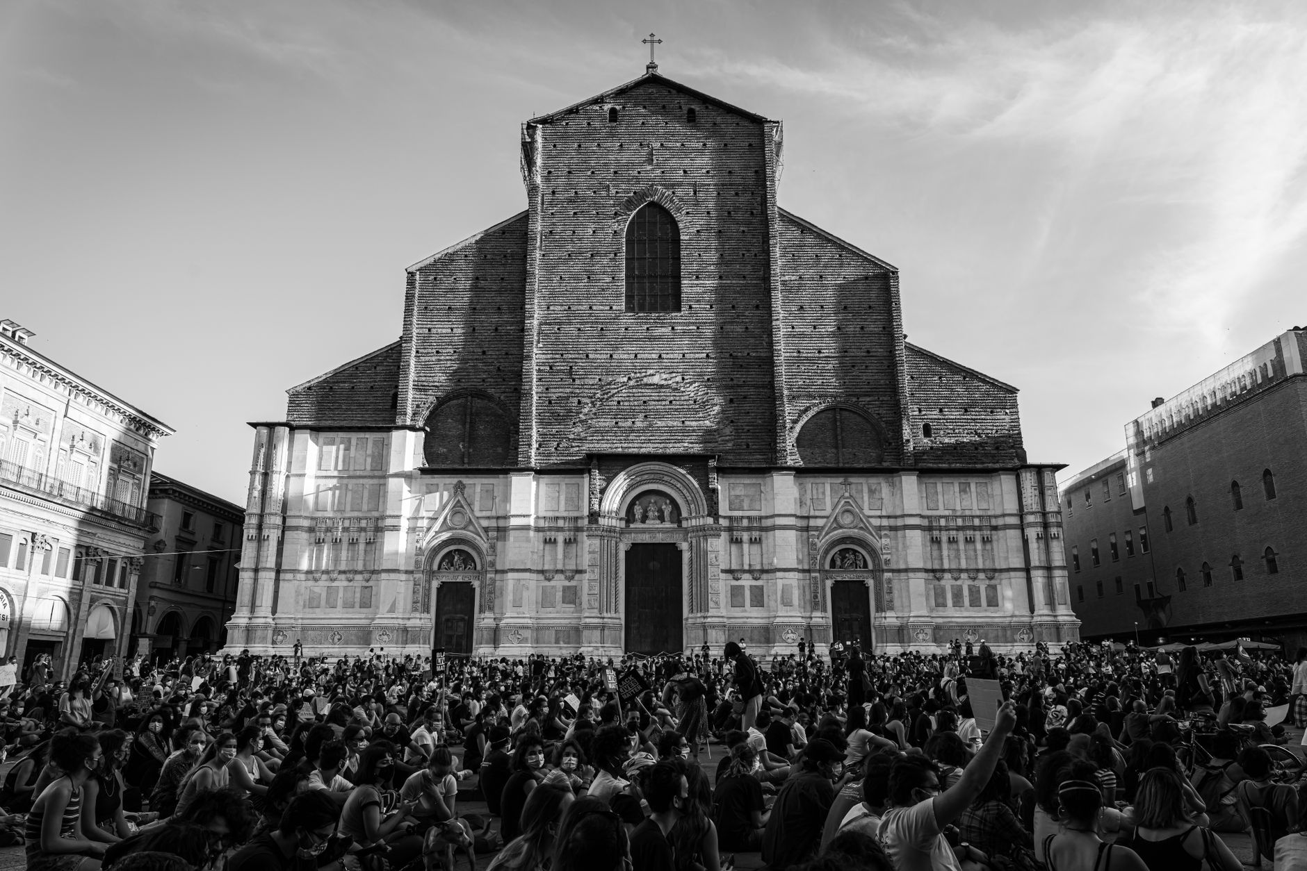 本物のオレンジを投げ合う、イタリアの激しい祭り