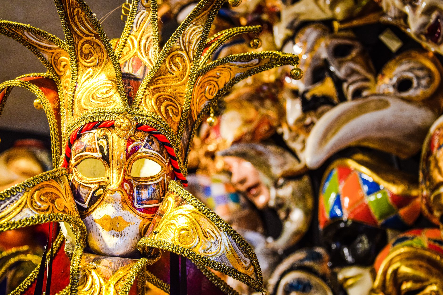 きらびやかな仮面が身分を消す、ベネチアの祭り